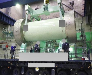 青森県むつ市の中間貯蔵施設に搬入された、核燃料を収めた金属製専用容器=27日(リサイクル燃料貯蔵提供、画像の一部が加工されています)