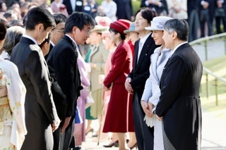 秋の園遊会で人間国宝の山岸一男さんと言葉を交わされる天皇、皇后両陛下=28日午後、東京・元赤坂の赤坂御苑(代表撮影)