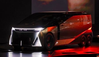 トヨタ自動車が発表した高級車ブランド「レクサス」の六輪車両=29日午前、東京都江東区の東京ビッグサイト