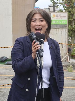 静岡県伊東市議選で新人候補の応援演説をする田久保真紀市長=12日、伊東市