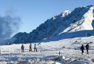 初冠雪を観測した北アルプス立山の室堂=29日午前、富山県立山町(立山黒部貫光提供)