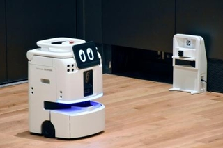 法人向け清掃ロボット「JILBY」のデモンストレーション=29日午前、東京都品川区