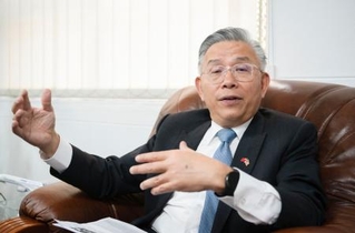 エスワティニ・ムババーネで取材に応じる台湾の梁洪昇大使=6日(共同)