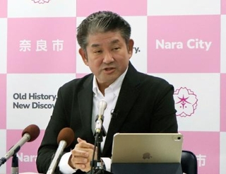 奈良市で記者会見する仲川げん市長=29日午前