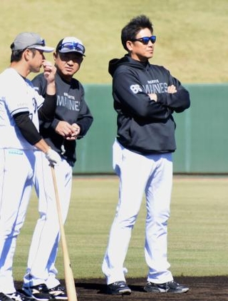スタートした秋季キャンプで練習を見守るロッテのサブロー監督(右)=29日、宮崎県都城市