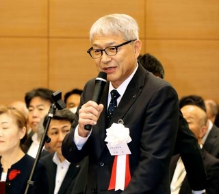 半島振興対策促進大会で、あいさつする和歌山県の宮崎泉知事=29日午後、東京都千代田区