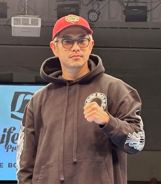 興行であいさつし、ポーズをとる井岡一翔=29日、東京・後楽園ホール