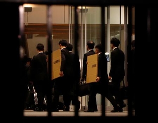 山形刑務所に家宅捜索に入る山形県警の捜査員ら=29日夜