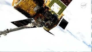 国際宇宙ステーションのロボットアームに捕捉された新型補給機「HTV-X」1号機(米航空宇宙局の中継から)