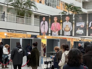 オランダ下院選の投票所で並ぶ人々=29日、オランダ西部ハーグ(共同)