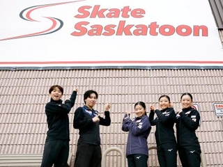 練習を終え写真に納まる(左から)友野一希、三浦佳生、中井亜美、千葉百音、青木祐奈=29日、カナダ・サスカトゥーン(共同)
