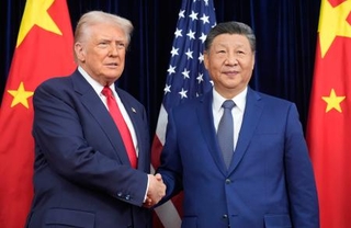 会談前に握手を交わすトランプ米大統領(左)と中国の習近平国家主席=30日、韓国・釜山(AP=共同)