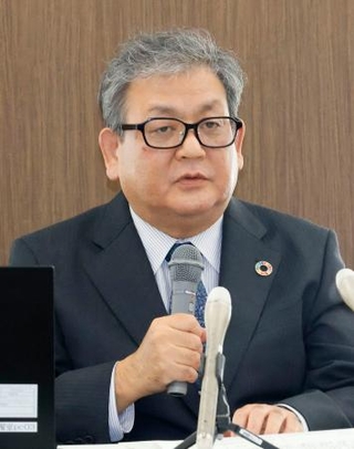 記者会見で年間授業料の値上げを発表する山口大の谷沢幸生学長=30日午後、山口市