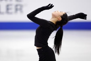 公式練習で調整する中井亜美=サスカトゥーン(共同)