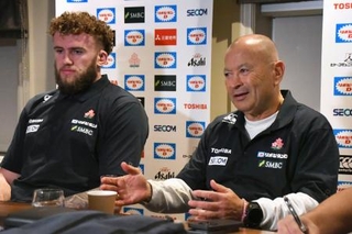 記者会見するラグビー日本代表のジョーンズ・ヘッドコーチ(右)と主将のディアンズ=10月30日、ロンドン郊外(共同)