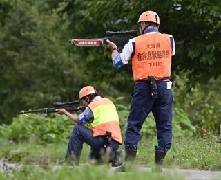 研修会で、発砲までの工程を確認するハンター=8月、北海道下川町