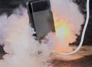 充電中のモバイルバッテリーが出火する様子(NITE提供)