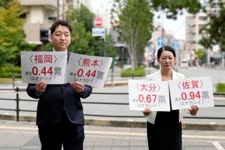 「1票の格差」訴訟の判決で、福岡高裁に向かう原告側の弁護士ら=31日午後、福岡市