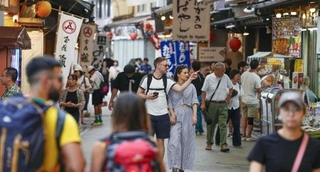 旅行客でにぎわう広島県廿日市市の宮島=9月