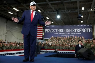 米原子力空母ジョージ・ワシントンでポーズを取るトランプ大統領=10月28日、神奈川県横須賀市(ロイター=共同)