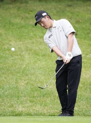 第2日、通算10アンダーで首位の金子駆大=成田ヒルズCC