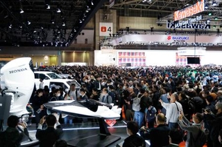 東京ビッグサイトで始まった「ジャパンモビリティショー」の一般公開=31日午後、東京都江東区