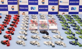 愛知県警が回収した玩具拳銃の「リアルギミックミニリボルバー」=10月30日、愛知県警本部