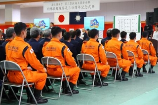 海上保安庁の特殊救難隊発足50年を記念して行われた式典=31日午後、横浜市