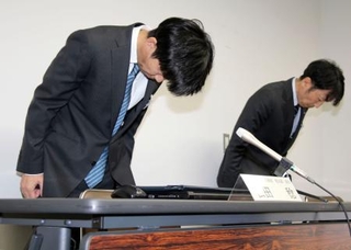 記者会見で謝罪し、頭を下げるJR四国の担当者=31日午後、高松市