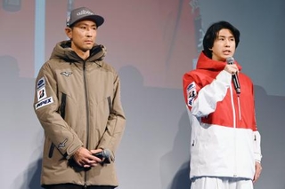 記者会見する男子モーグルの堀島行真(右)とノルディック複合男子の渡部暁斗=31日、東京都港区