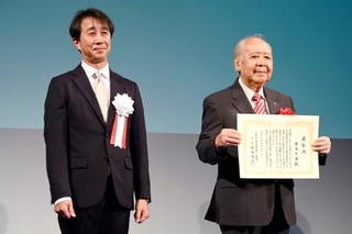 全日本スキー連盟の創立100周年記念式典に出席した原田雅彦会長。右は猪谷千春さん=31日、東京都港区