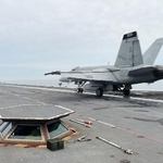 米空母ジェラルド・フォードから発艦する戦闘機=2023年、大西洋沖