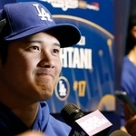 報道陣の取材に応じるドジャース・大谷=トロント(共同)