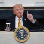 ホワイトハウスで記者団の取材に応じるトランプ米大統領=23日、ワシントン(AP=共同)