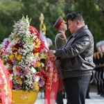 「中国人民志願軍烈士陵園」を訪れ献花する北朝鮮の金正恩朝鮮労働党総書記=24日、北朝鮮平安南道(朝鮮中央通信=共同)