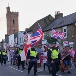 難民申請者のホテル滞在政策に反対する人たち=8月31日、ロンドン(AP=共同)