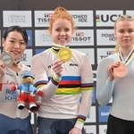 女子スプリントの表彰式で銀メダルを手にする佐藤水菜(左)=サンティアゴ(共同)