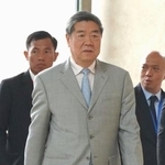 米中貿易協議の会場に入る中国の何立峰副首相=25日、クアラルンプール(共同)