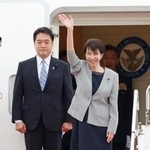 初外遊となるマレーシアに向け出発する高市首相=25日午後、羽田空港