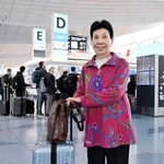 国際会議に参加するため、羽田空港からイタリア・ローマへ出発する袴田巌さんの姉ひで子さん=25日午前