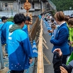 高知県仁淀川町で行われた、流しそうめんの距離に挑むイベント=25日午前