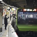 JR池袋駅を出る山手線品川行きの最終電車=2021年1月