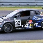 コースを走るトヨタ自動車が開発中の新型スポーツカー「GRヤリスMコンセプト」=25日午前、岡山県美作市の岡山国際サーキット