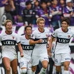 京都-鹿島 試合終了間際、同点ゴールを決め、駆け出す鹿島・鈴木(左端)=サンガS