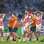オーストラリアに敗れ頭を抱える日本代表=国立競技場