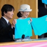第24回全国障害者スポーツ大会の開会式に出席された秋篠宮ご夫妻=25日午前、滋賀県彦根市