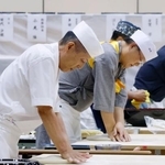 「第1回世界手打ちそば名人グランプリin富山」で、そばを打つ参加者=25日午後、富山市