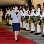 ASEAN関連首脳会議に出席するため、マレーシアのクアラルンプール国際空港に到着した高市首相=25日(共同)