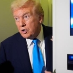 大統領専用機内で記者団の取材に応えるトランプ大統領=25日(AP=共同)
