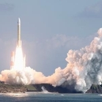 新型無人補給機「HTV-X」1号機を載せ、鹿児島県の種子島宇宙センターから打ち上げられるH3ロケット7号機=26日午前9時